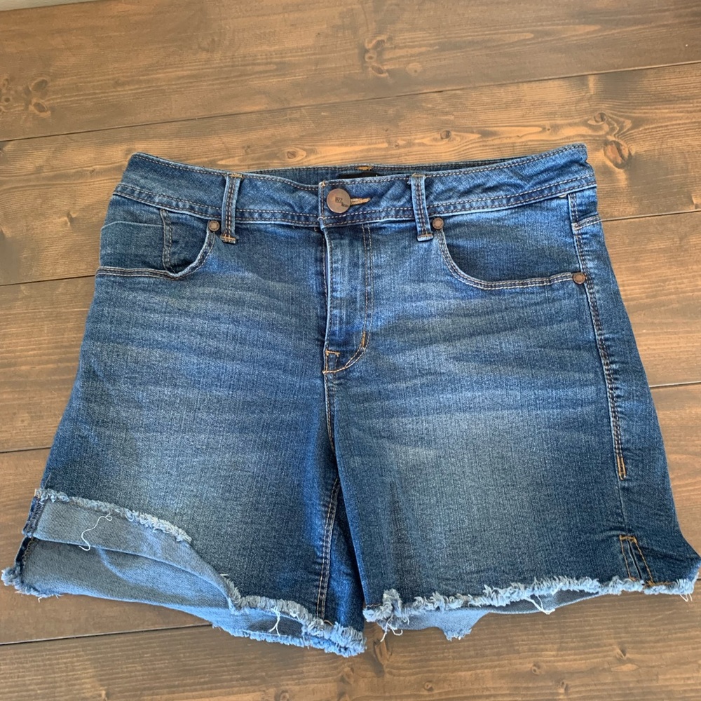 3/$20 1822 denim cut off shorts in size 10